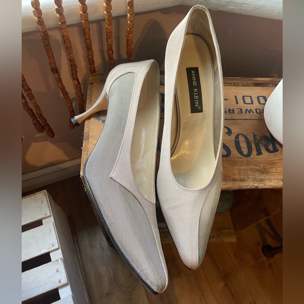 Chic Vintage 90’s Anne Klein Women's Cream/Beige Meshy Leather Heels
